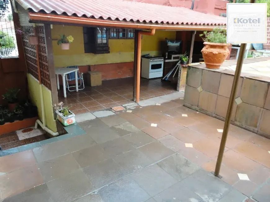 Casa com três dormitórios, suíte, piscina e 3 vagas. — foto 2