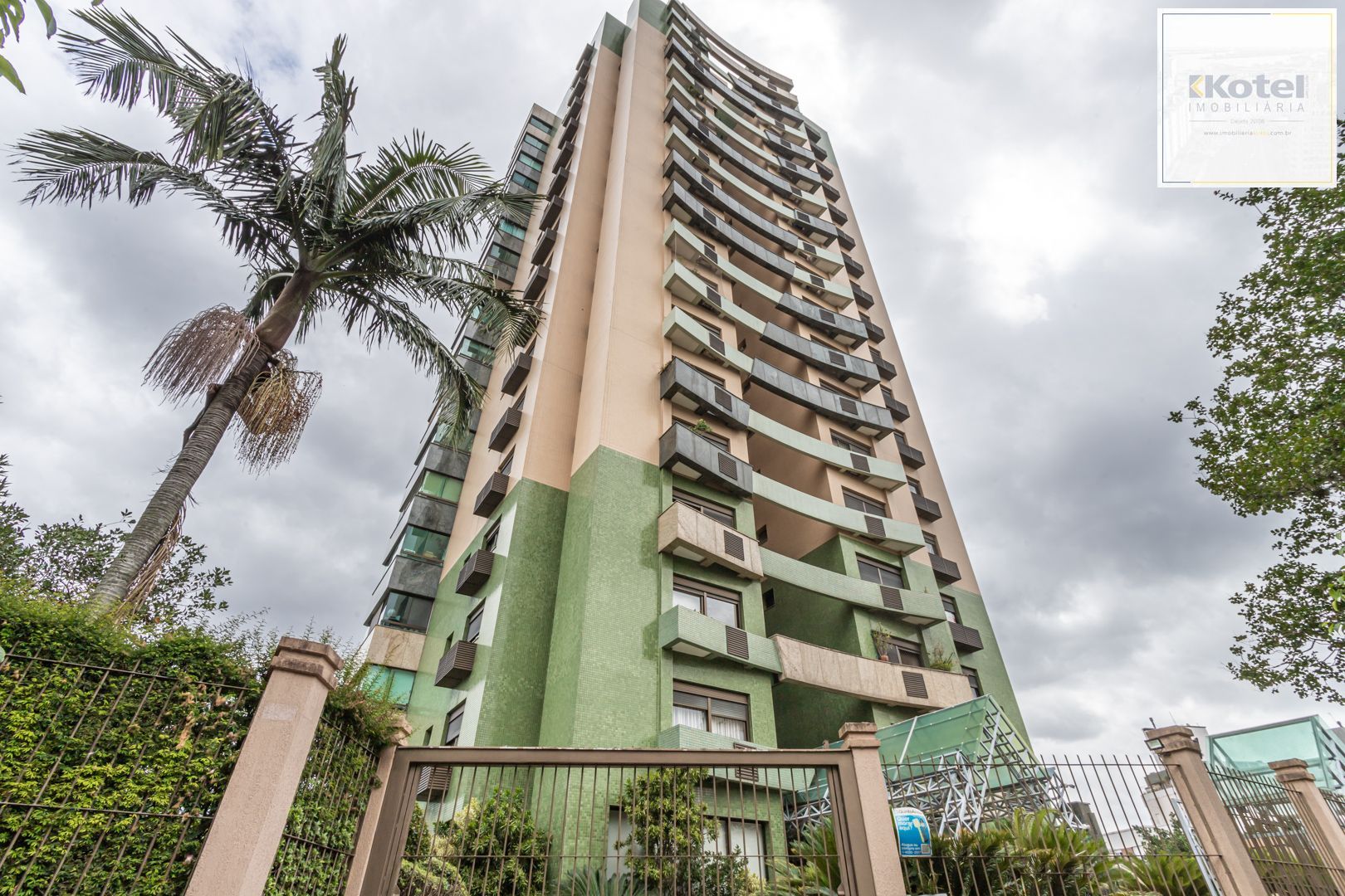 Apartamento de 97m², 2 dormitórios,1suíte, 3 vagas de garagem no Jardim Botânico — foto 2