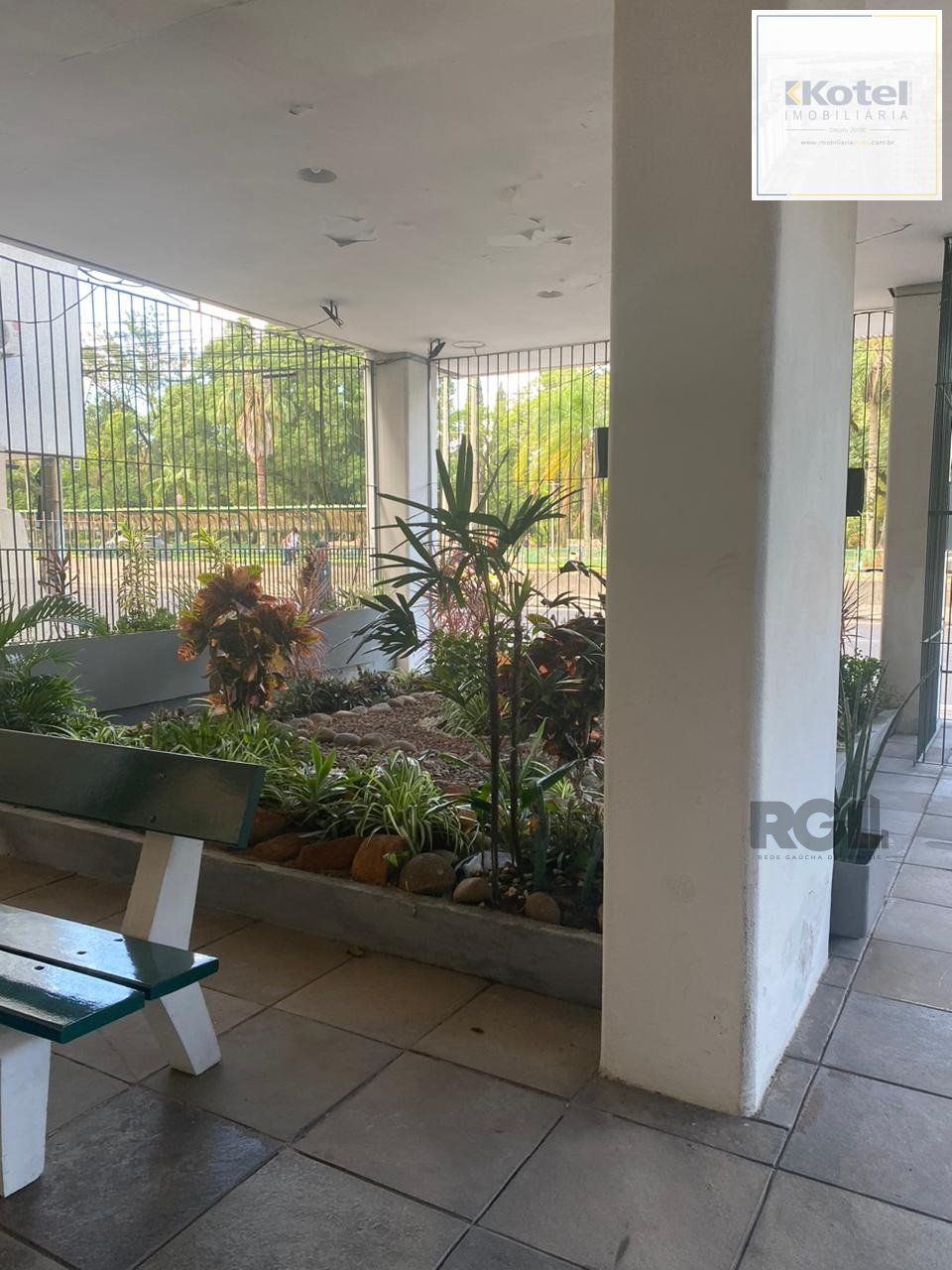 Vende-se apartamento impecável de 2 dormitórios