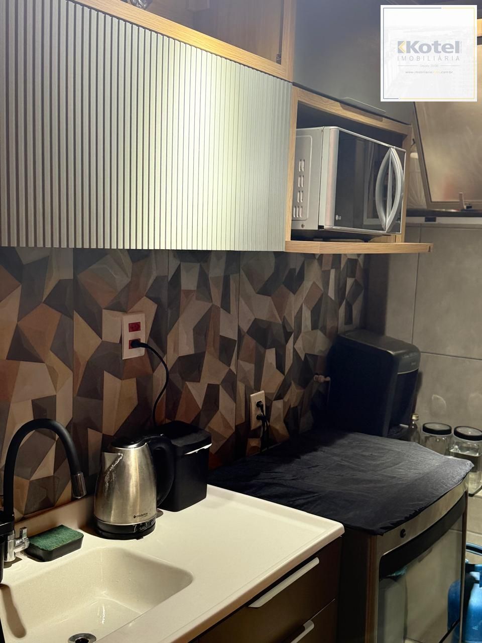 Apartamento com 30 m², bem distribuídos em 1 dormitório tipo suíte, sala de estar, cozinha e área de serviço.