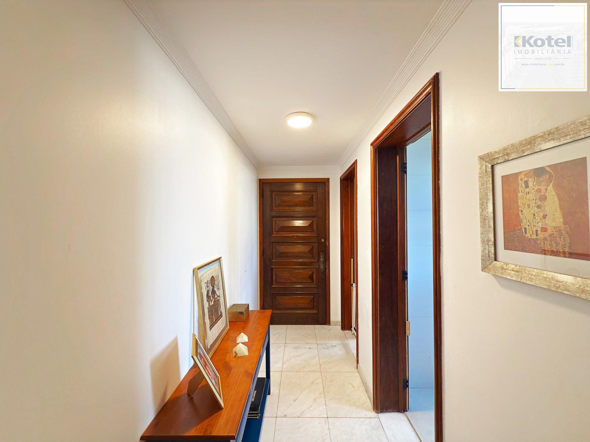Apto 82m² 3 quartos, sendo um de empregada com suíte, prédio com elevador e vaga de garagem.