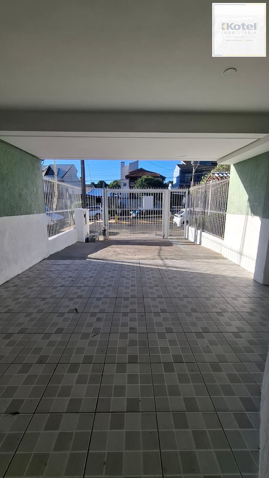 Excelente Casa / Sobrado na Zona Sul - Guarujá - Porto Alegre - preço competitivo!