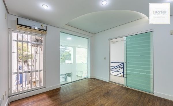 Prédio comercial com loja no bairro Rio Branco com 237m²