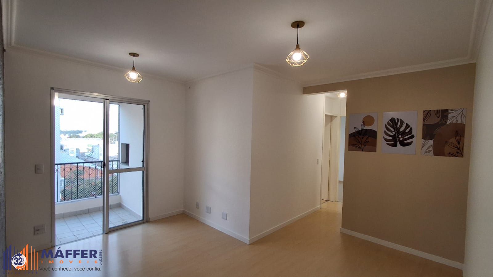 Vendo Apto 2 dorm. reformado, inclusive elétrica, muito bem localizado!