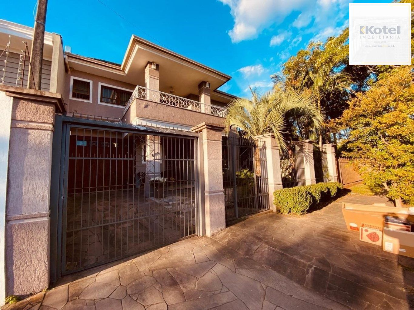 Casa de 3 dormitórios, elevador e 3 vagas de garagem em Canoas.