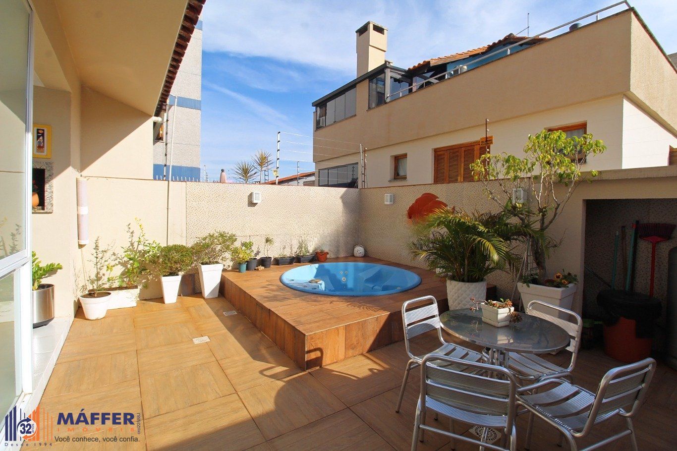 Casa com 4 dormitórios, pátio e piscina no Bairro Jardim Itu