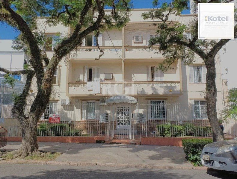 Apartamento no Menino Deus de 2 dormitórios e dependência térreo com pátio