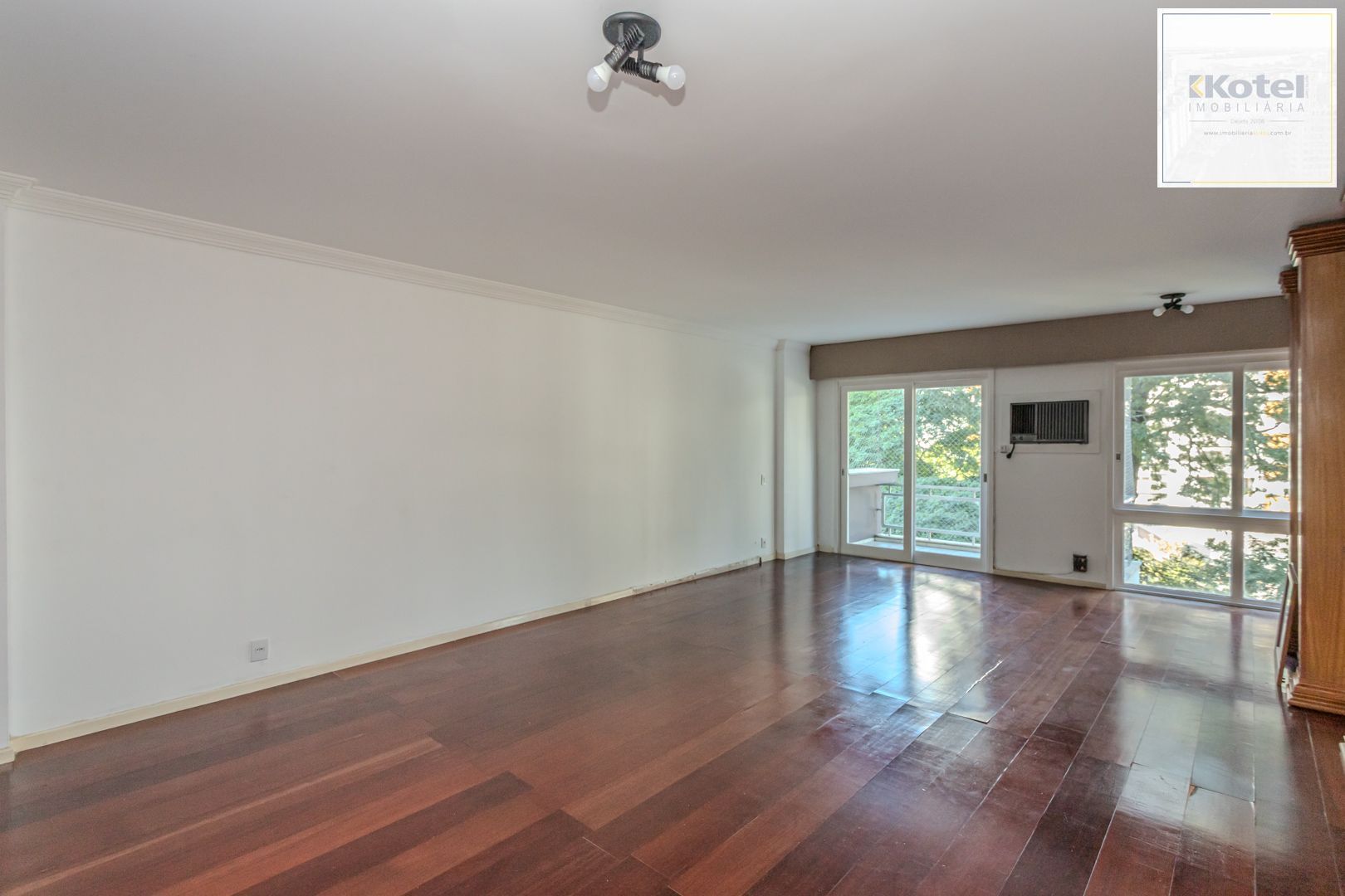 Apartamento no Moinhos de Vento de 3 dormitórios vaga e infra DESOCUPADO