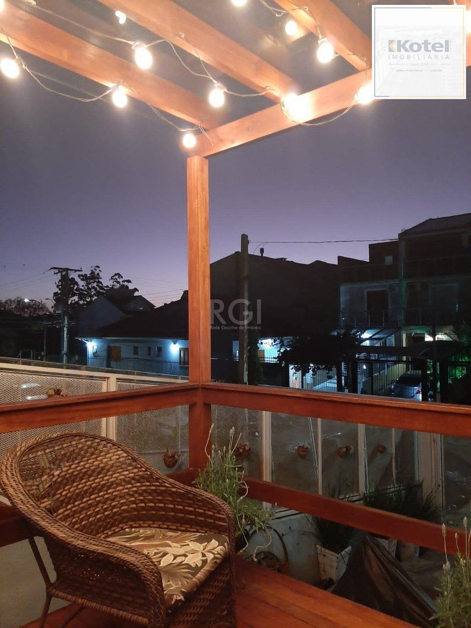 Casa com 3 dormitórios 2 suítes, área gourmet, vaga de estacionamento,  Guarujá,  Porto Alegre RS — foto 4
