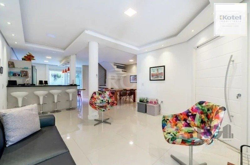 Casa com 03 dormitórios, 01 suíte, pátio, terraço com churrasqueira e vaga de garagem para 03 carros no bairro Ipanema — foto 5
