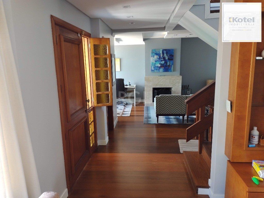 Excelente casa com 03 suíte, espaço gourmet com churrasqueira, living com lareira, pátio com piscina e garagem para 02 carros no bairro Espírito Santo