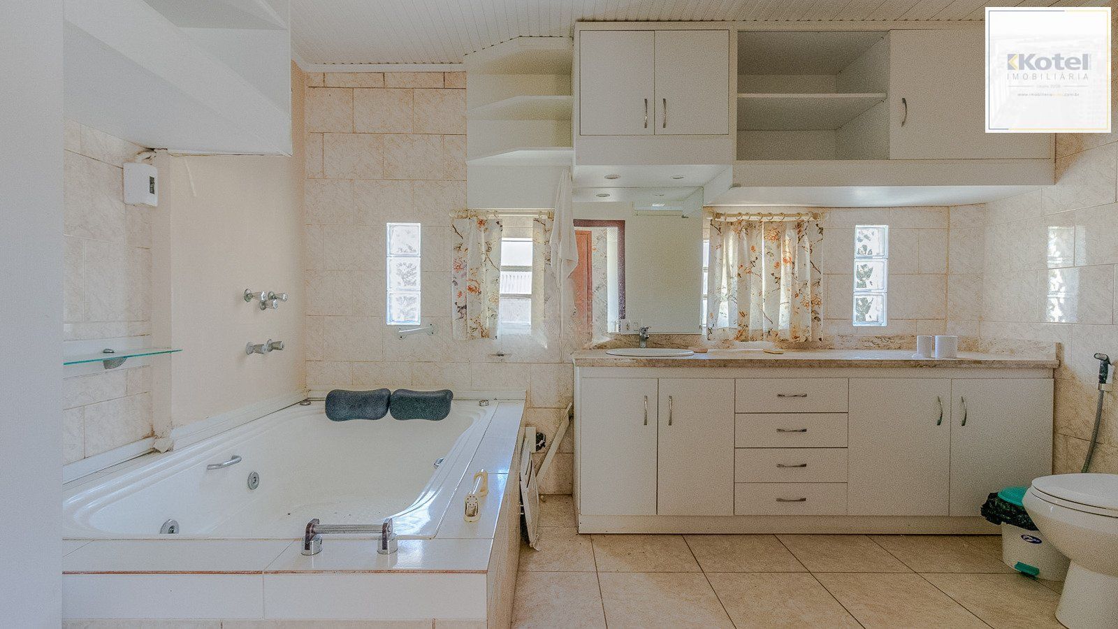 Excelente casa de 308 m² com 4 suítes e 4 vagas de garagem. — foto 4