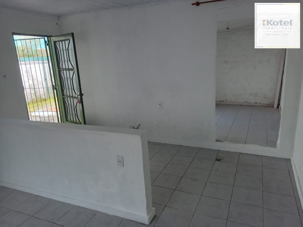 Casa com 2 dormitórios e 3 vagas de garagem !