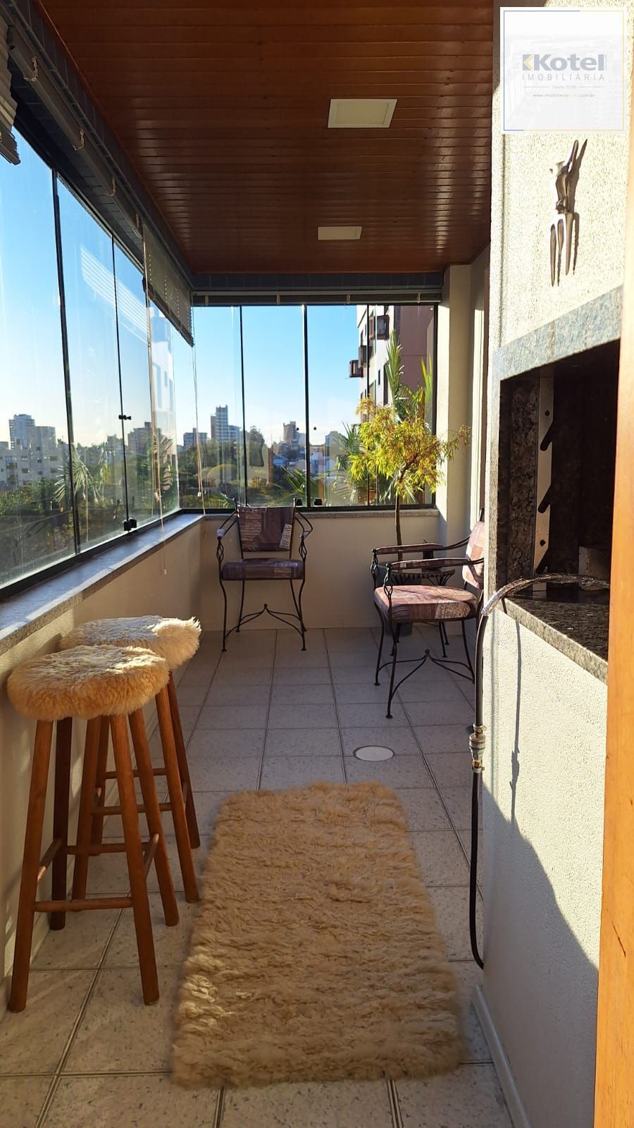 Apartamento de 2 domitórios, com varanda, churrasqueira, 2 vagas.