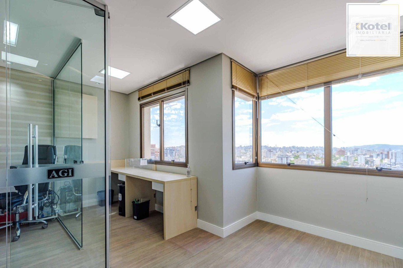 Sala comercial, 2 vagas, elevador e restaurante no bairro Praia de Belas