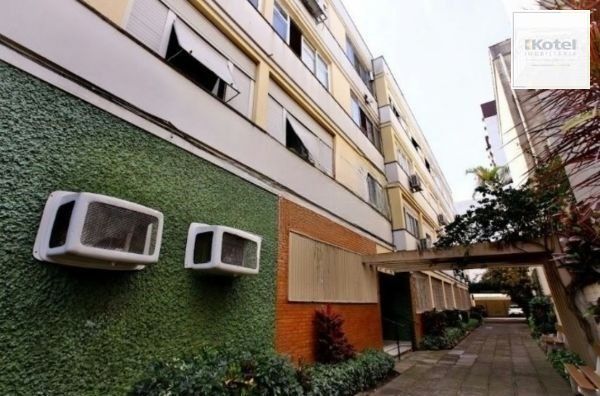 Apartamento TÉRREO com pátio no Menino Deus de 2 dormitórios e vaga rotativa