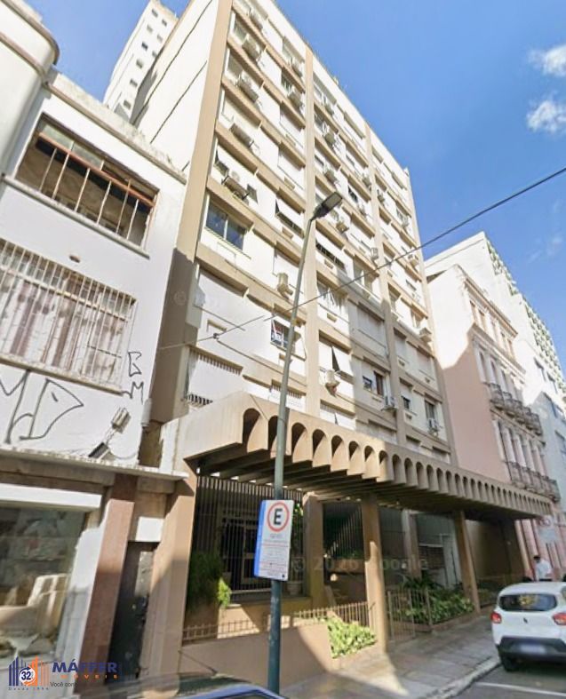 Apartamento no Centro de 2 dormitórios dependência DESOCUPADO
