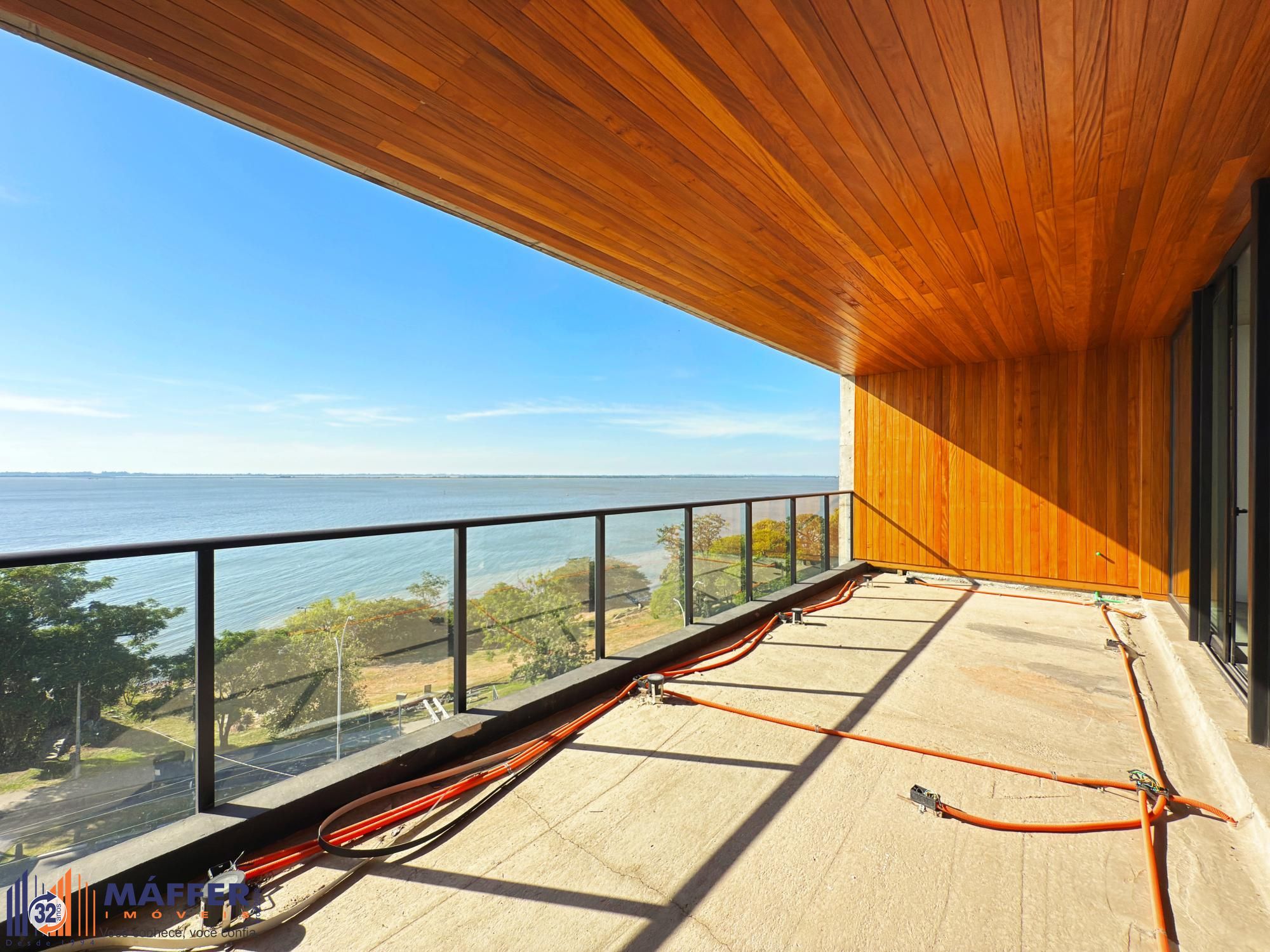 Belíssimo apartamento com 230,6m2, 3 suítes e 4 vagas de garagem. Projeto diferenciado e vista deslumbrante para o pôr do sol do Guaíba.
