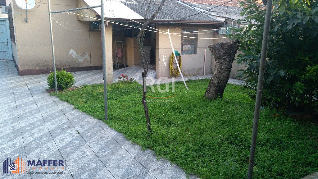 Casa de 3 dormitórios, vagas e pátio - Passo da Areia
