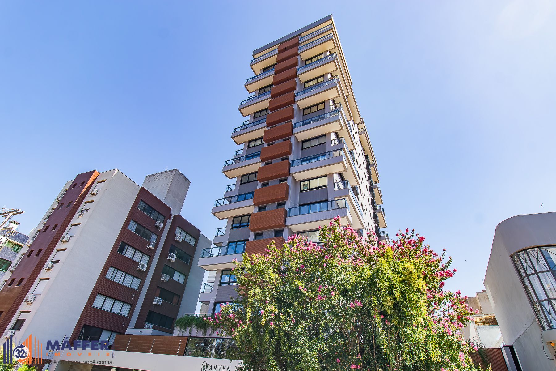 Incrível apartamento novo mobiliado com 2 suítes no Menino Deus
