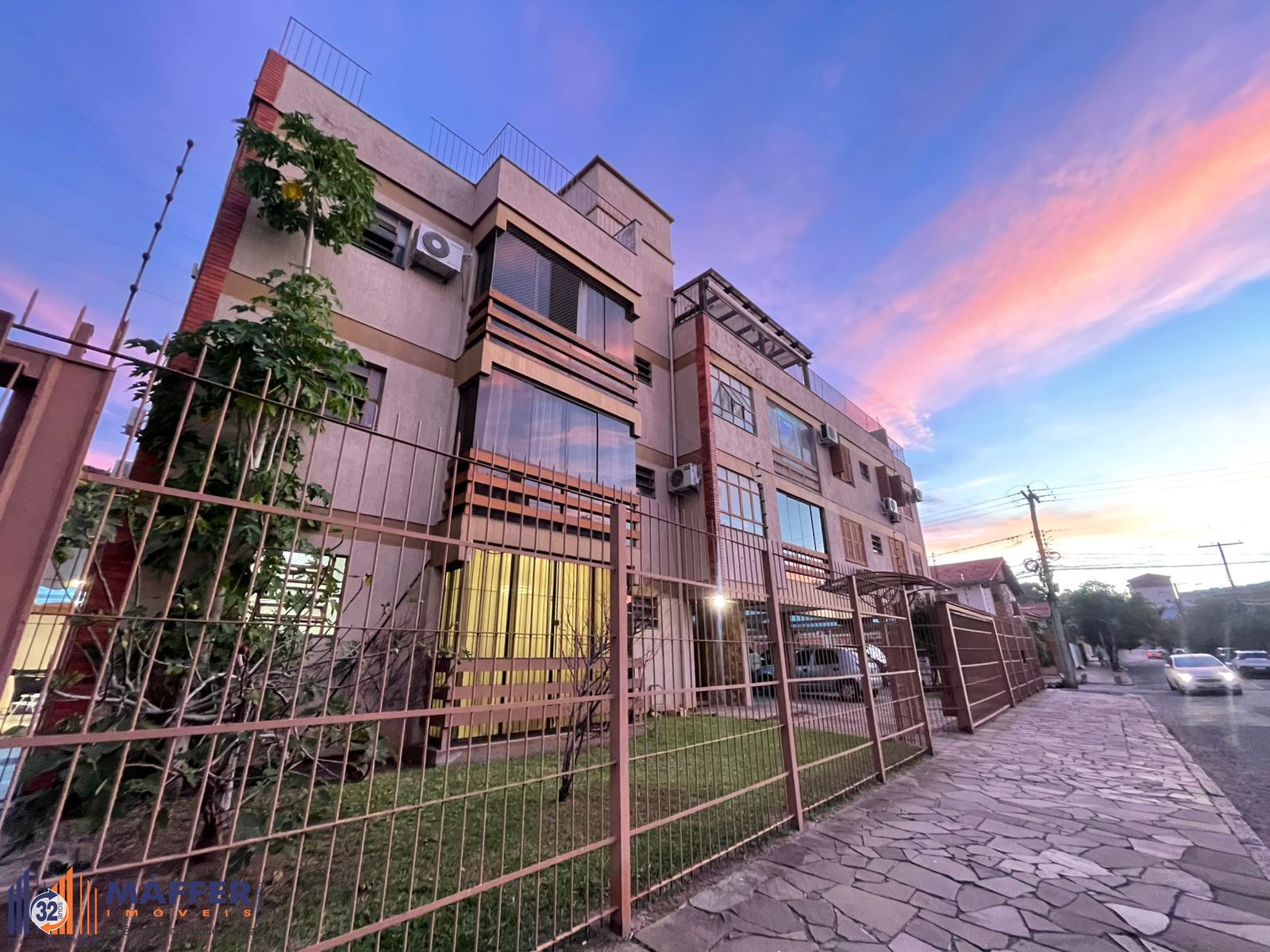 Apartamento térreo garden com 3 dormitórios, 1 suíte, 3 vagas de garagem