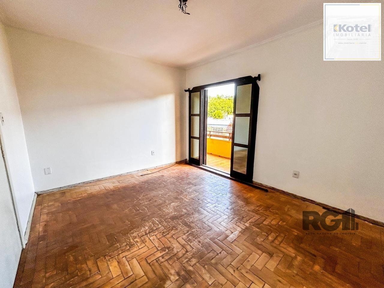 Casa com 2 salas comerciais, 3 quartos, vaga de garagem churrasqueira, suíte, no bairro Cavalhada, Porto Alegre/RS — foto 2