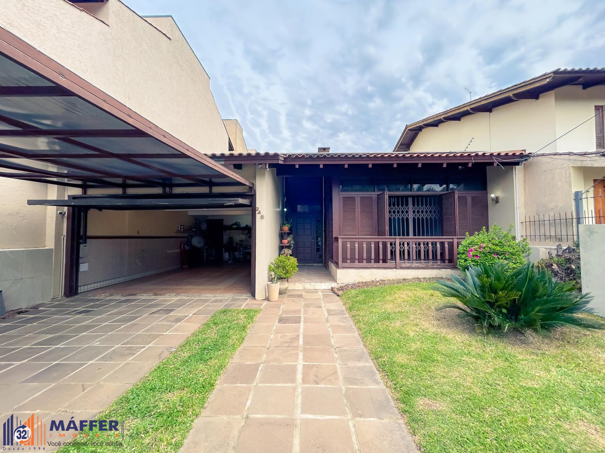 " Oportunidade" Linda Casa com 4 dormitórios, piscina, lareira e Salão de festas semimobiliada  Bairro Vila assunção