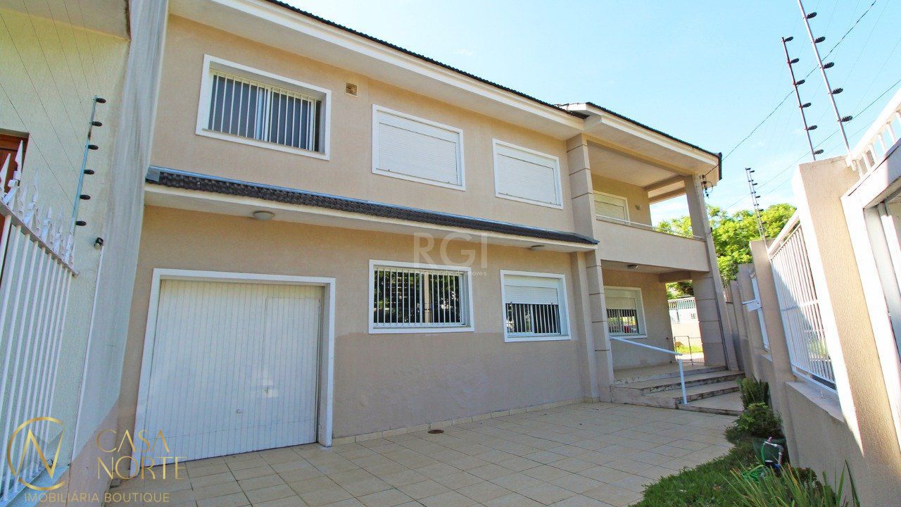 Casa à venda com 2 quartos, 116m², 1 suíte, 3 vagas, Praça Alfred Sehbe no bairro Vila Ipiranga em Porto Alegre