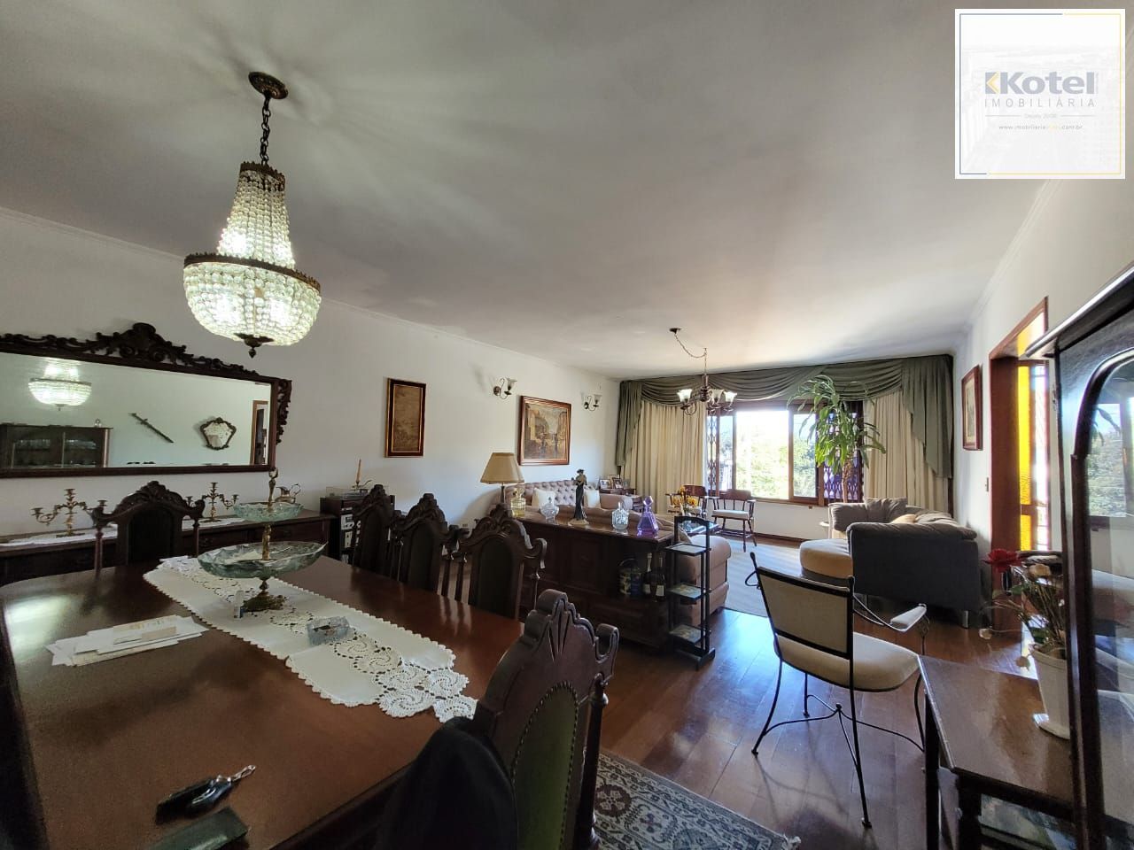 Casa térrea com 04 quartos e com 04 vagas de garagem