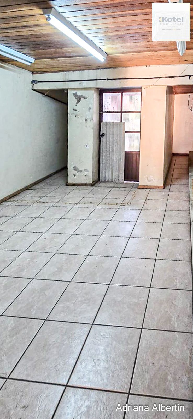 Prédio comercial com 239m²