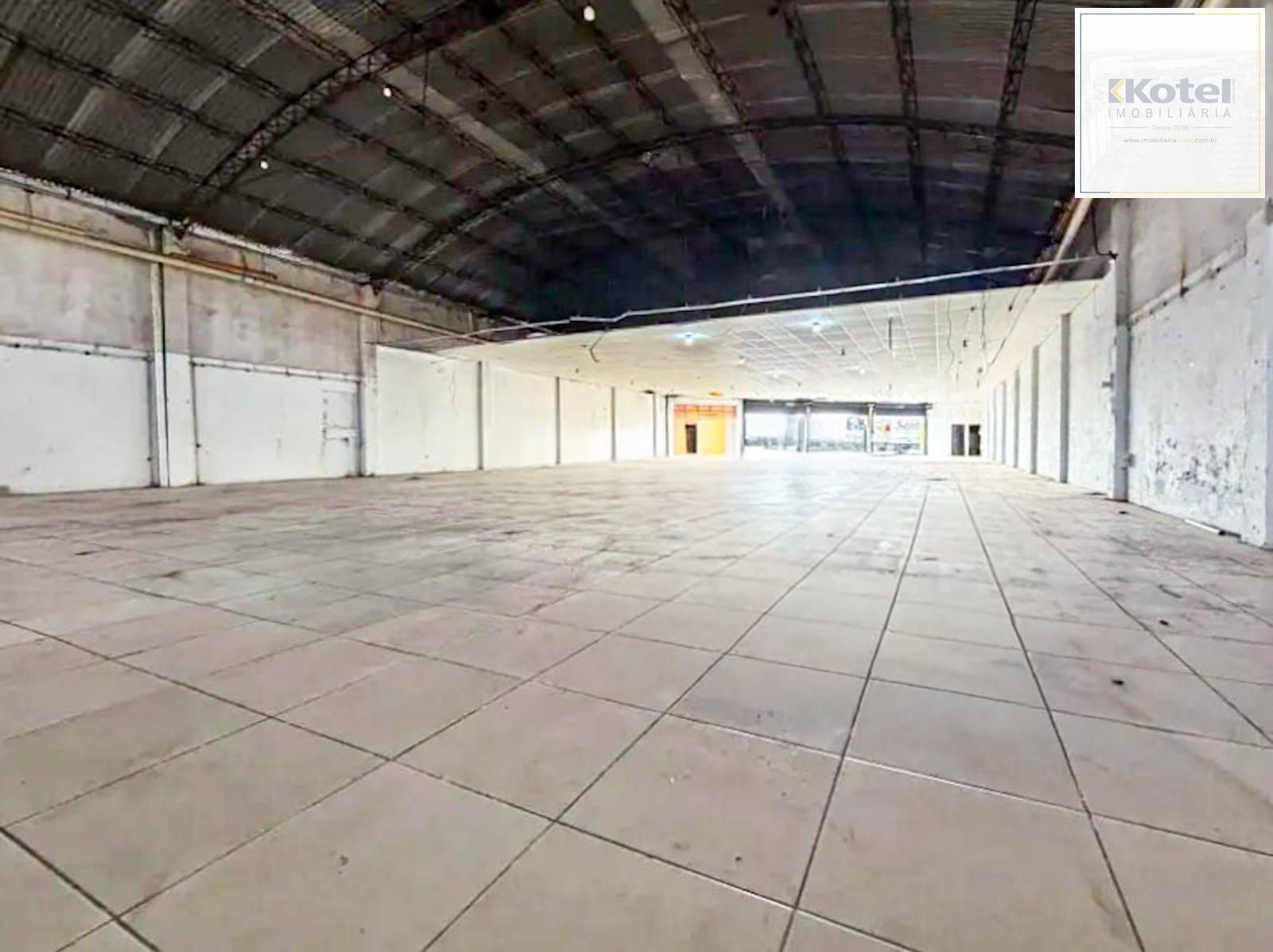 Pavilhão desocupado com 608m² privativo