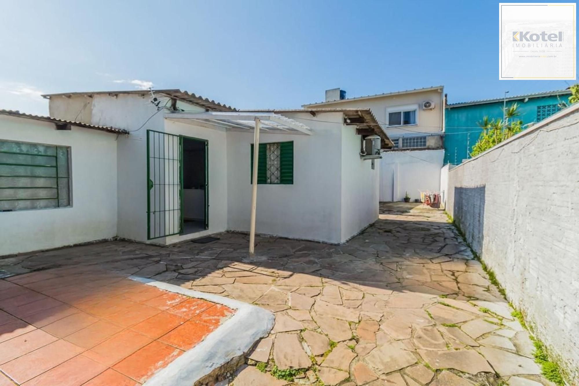Casa com 2 dormitórios e 3 vagas de garagem !