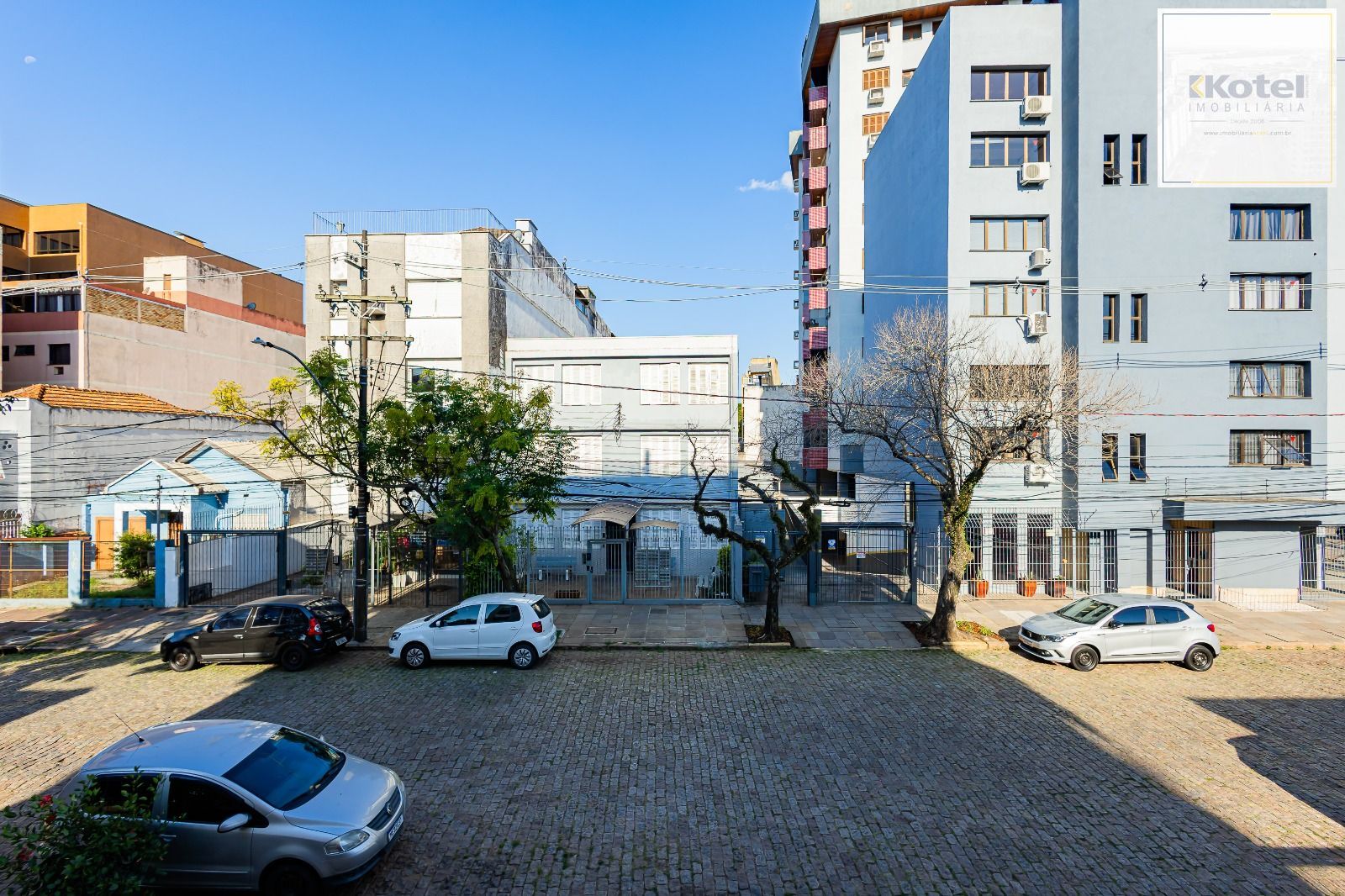Apartamento a venda com dois dormitorios e vaga coberta no bairro Menino Deus.