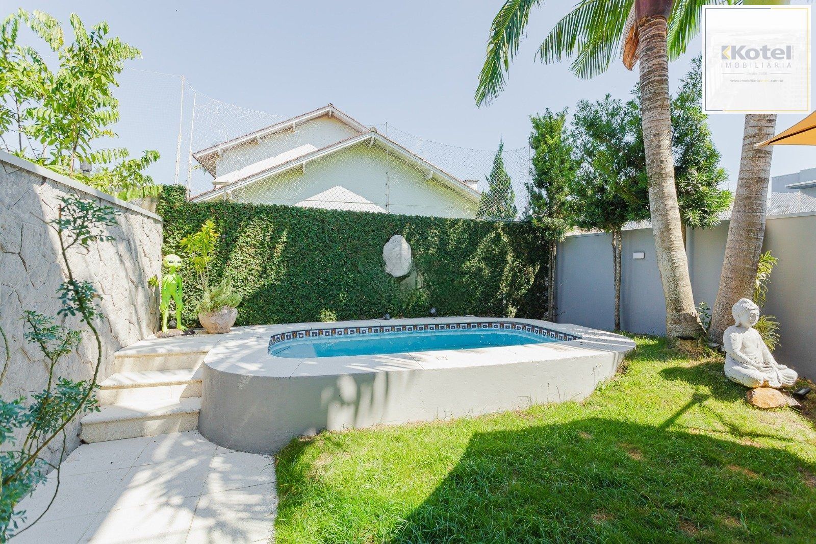 Casa de alto padrão com elevador e piscina acessível em condomínio no Passo das Pedras