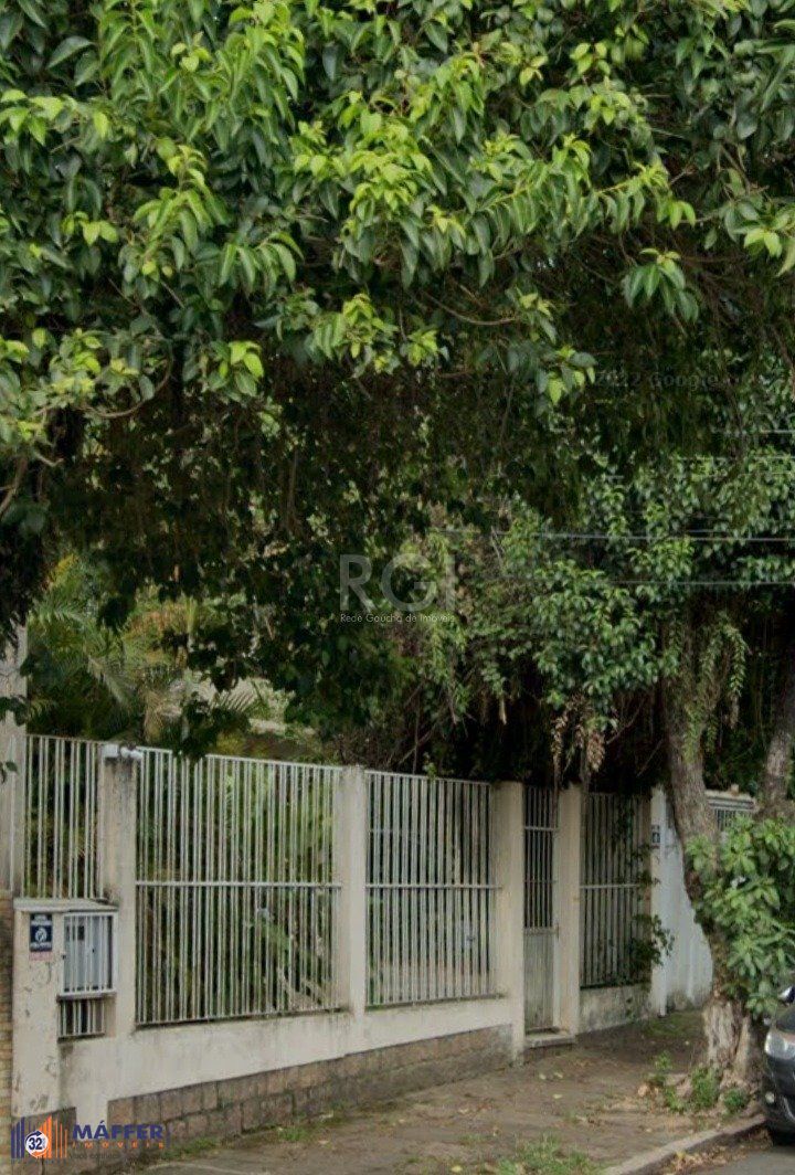 Casa com quatro (4) dormitórios,  duas (2) vagas de garagem, no bairro Passo da Areia em Porto Alegre.