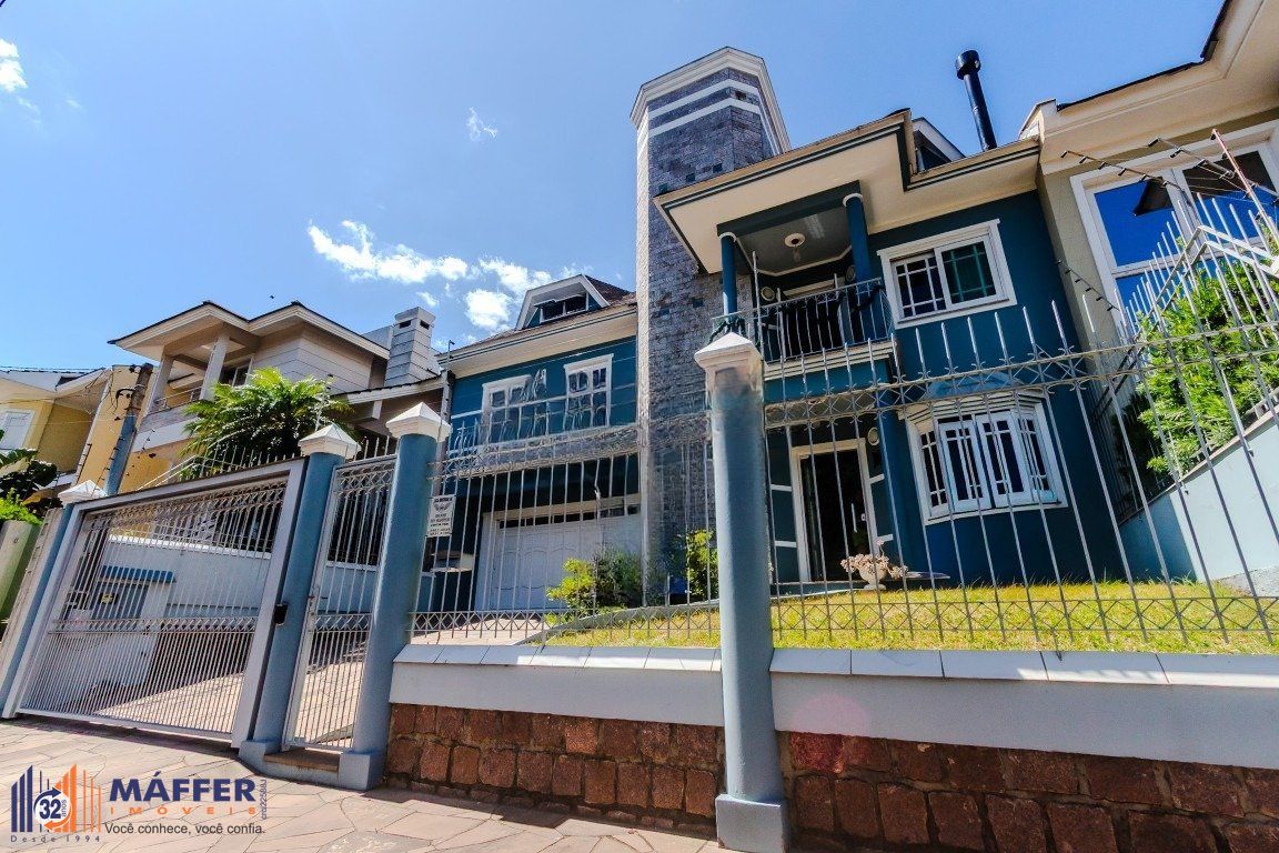 Casa de 4 dormitórios, sendo 1 suíte e 4 vagas de garagem em Canoas.