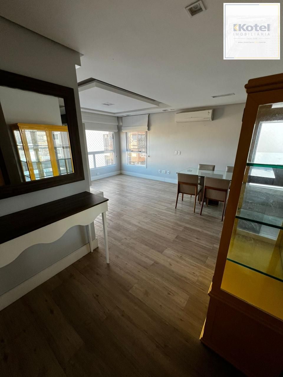 Apartamento de 2 dormitórios, elevador e duas vagas de garagem em Porto Alegre. — foto 2
