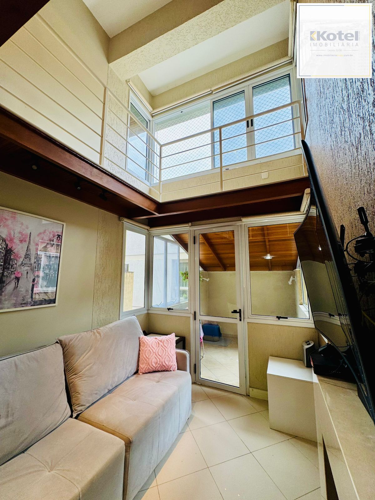 Duplex na Bela Vista, 2 dormitórios com espaço para home office, lareira e 2 vagas