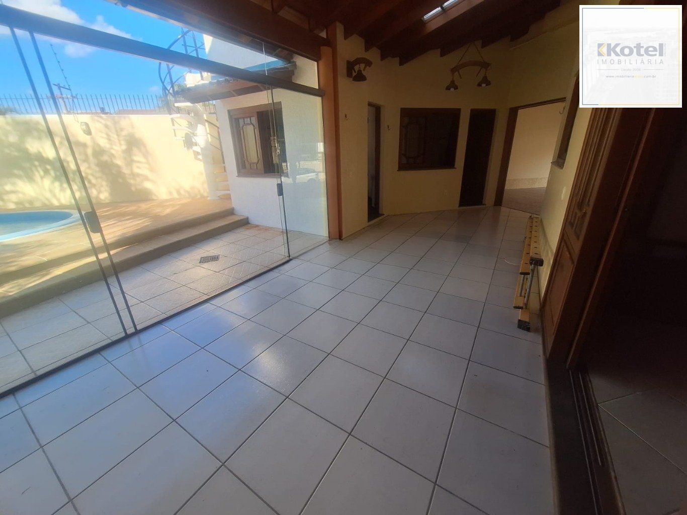 Casa 5 dormitórios, 1 suíte,  piscina e 2 vaga de garagem em Canoas.