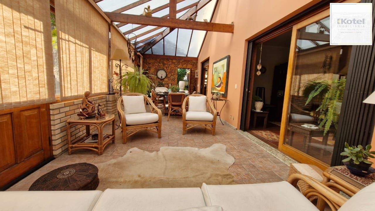 Casa de Cinema na Glória, com 500m² de área privada, 3 dormitórios, piscina, horta, lareira, elevador, gradeada 4 garagens