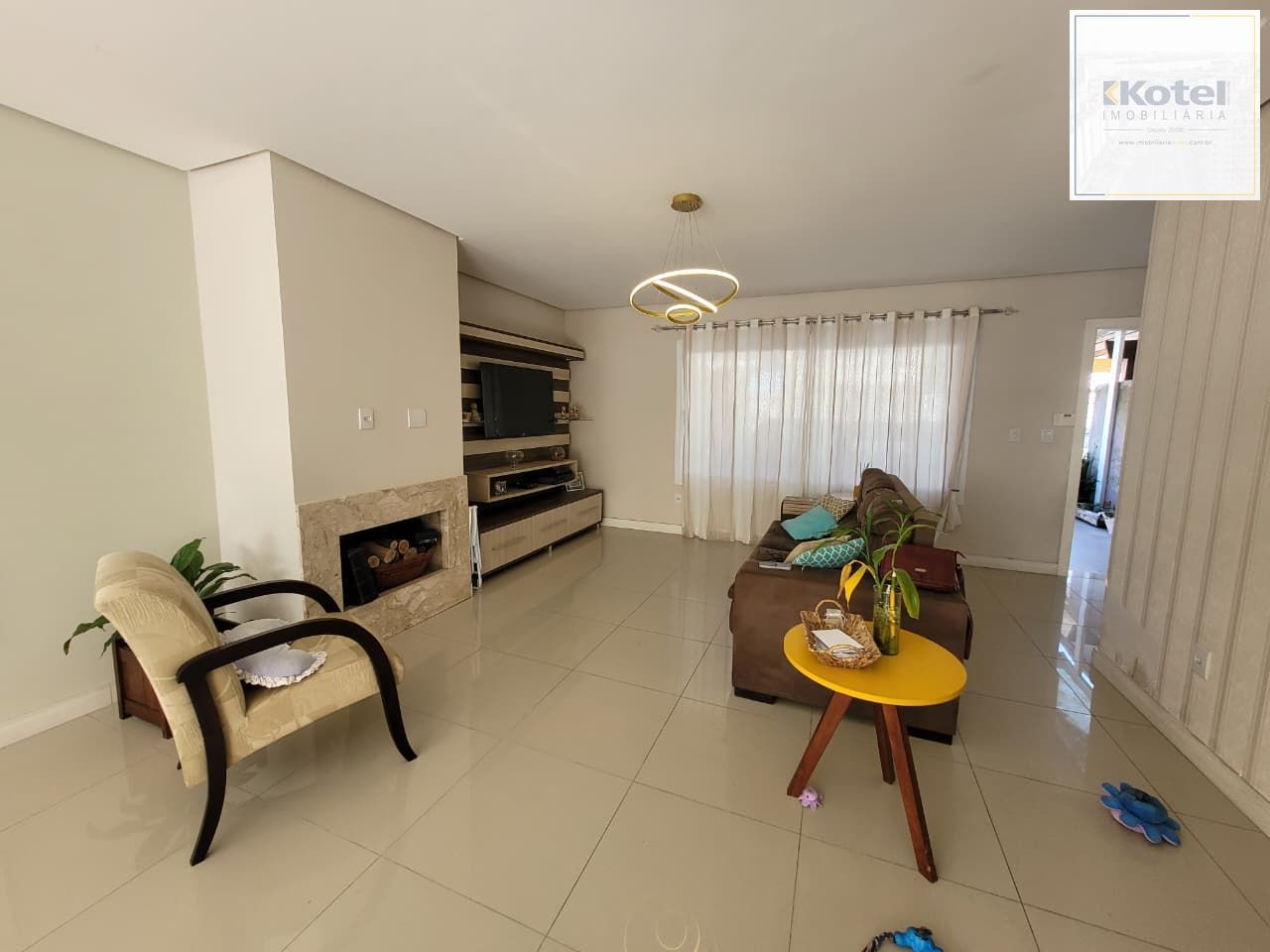 Casa com 3 Dormitórios e Piscina no Lagos de Ipanema
