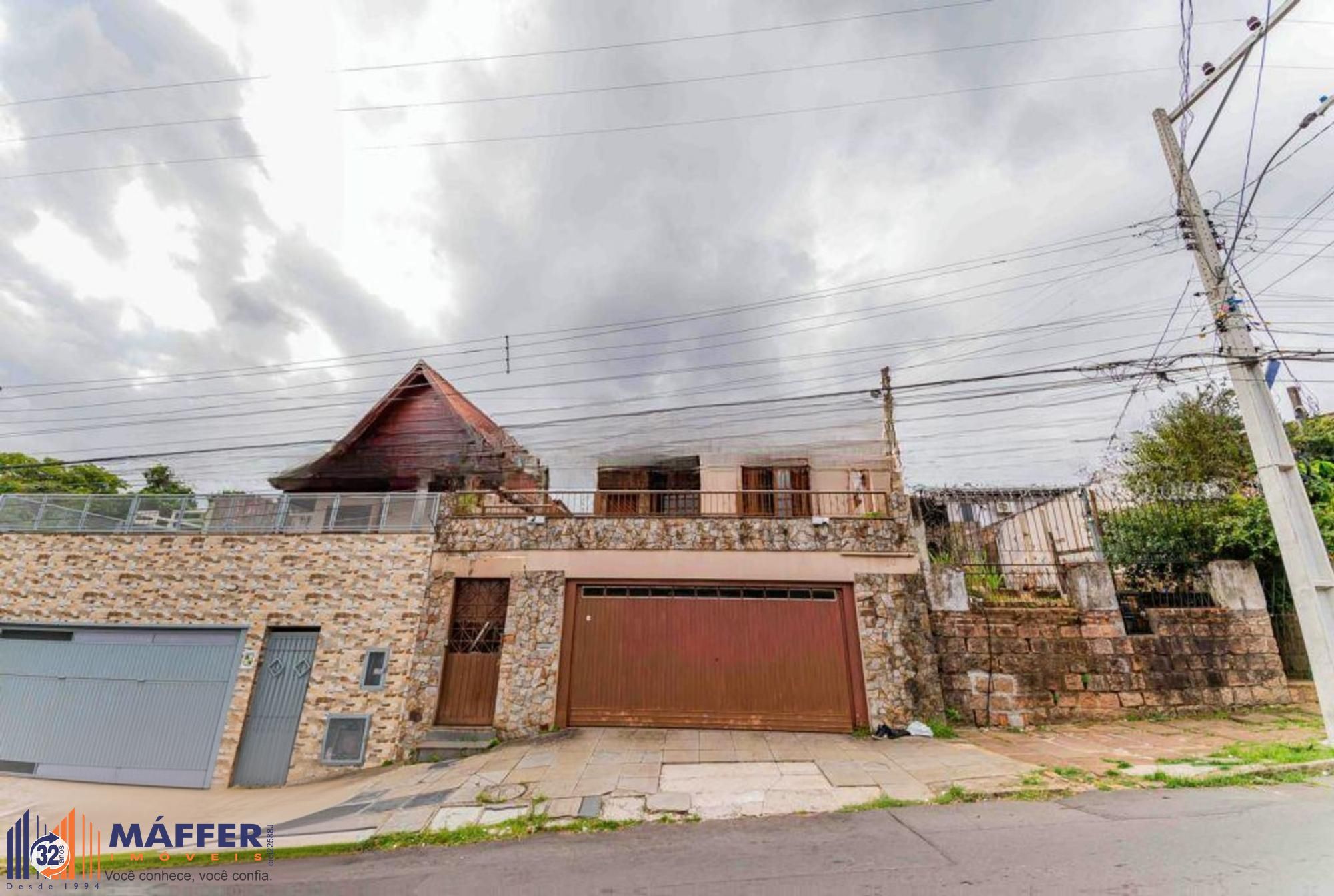 Casa de 3 quartos, churrasqueira, terraço, 2 vagas no bairro Glória.