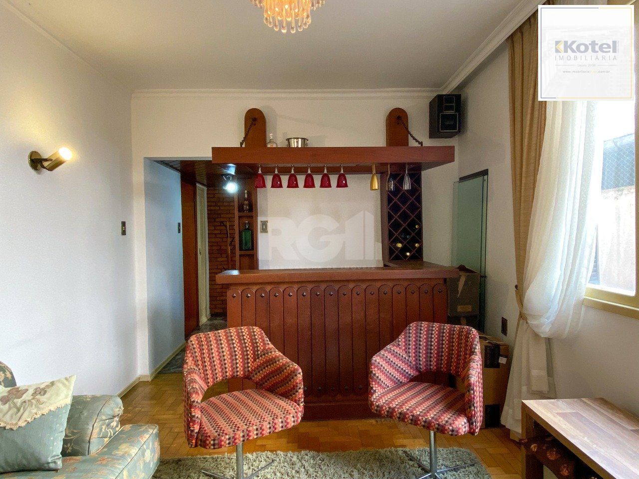 Apartamento 3 dormitórios, sendo 1 suíte, com 2 salas de estar, junto à Praça da Matriz