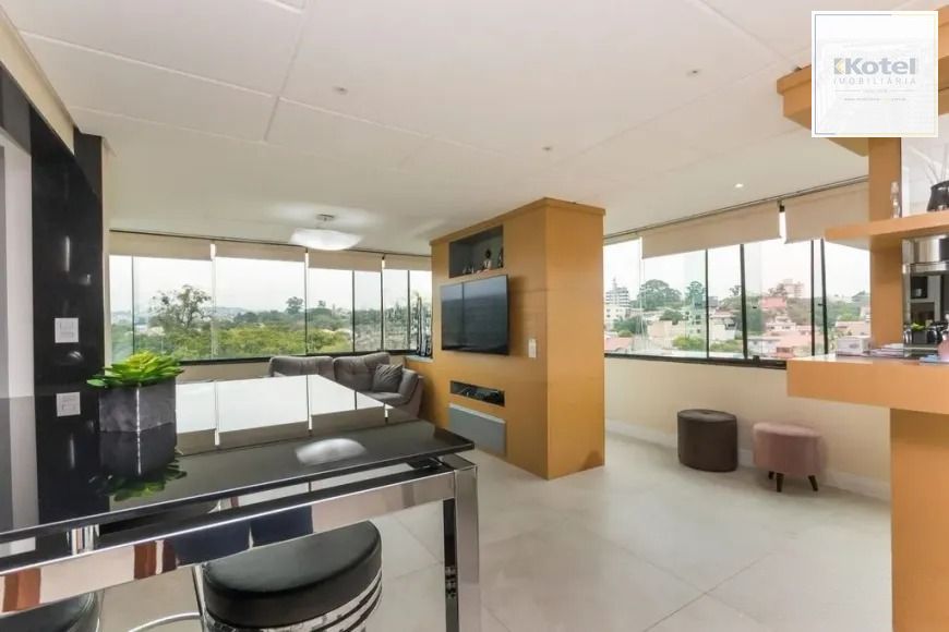 Cobertura com 3 dormitórios, suíte e 2 vagas.