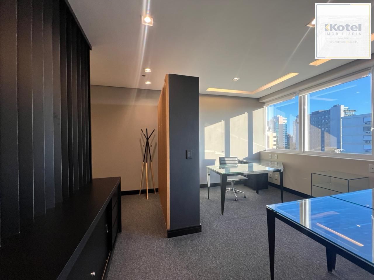 Sala comercial mobiliada com 40 m2 para alugar na Av. Anita Garibaldi.