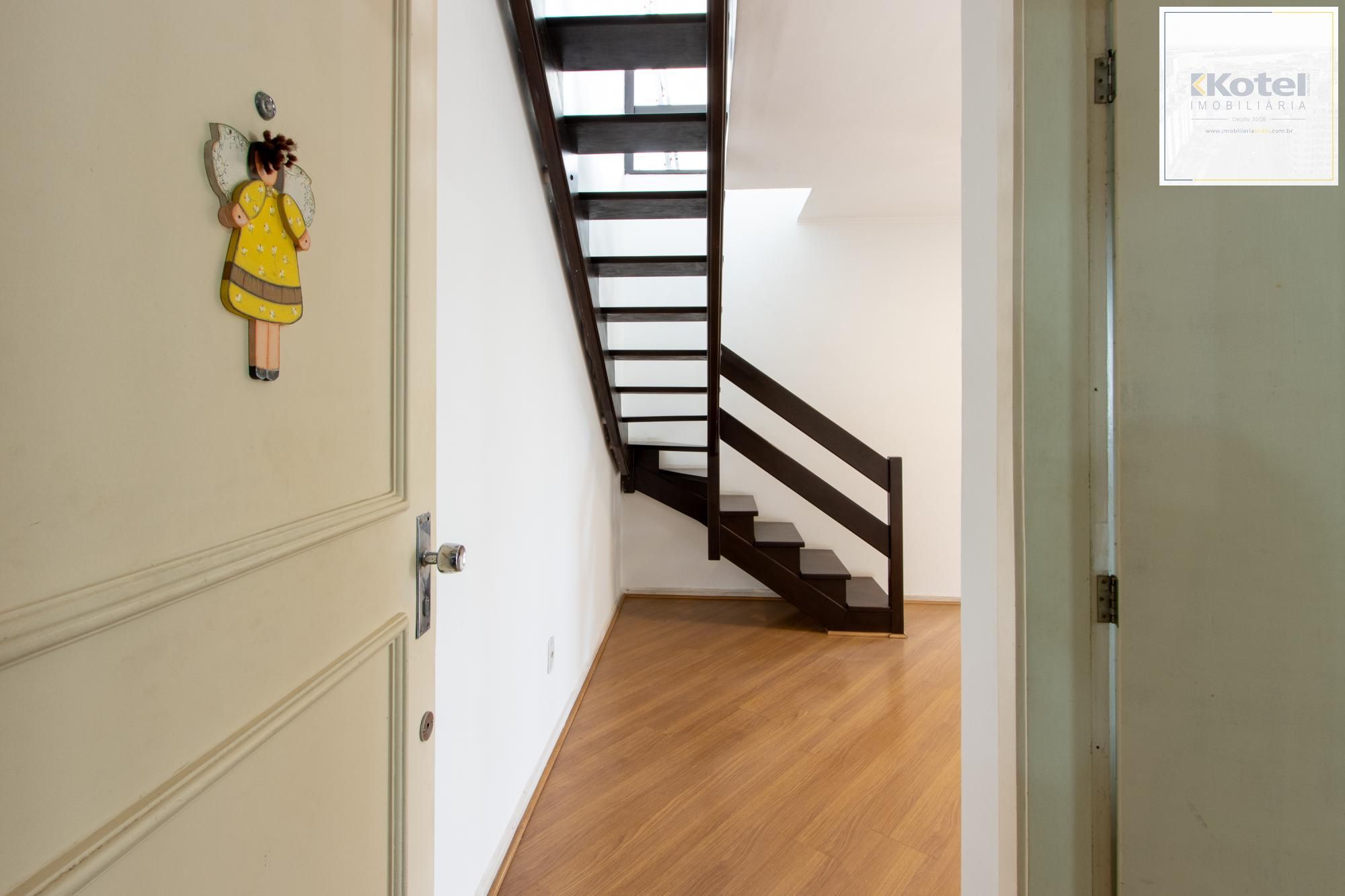 Cobertura com 137m², no Bairro Cristal, de 2 dormitórios, sento uma suíte, ampla sacada, churrasqueira, vista panorâmica, vaga coberta. — foto 2