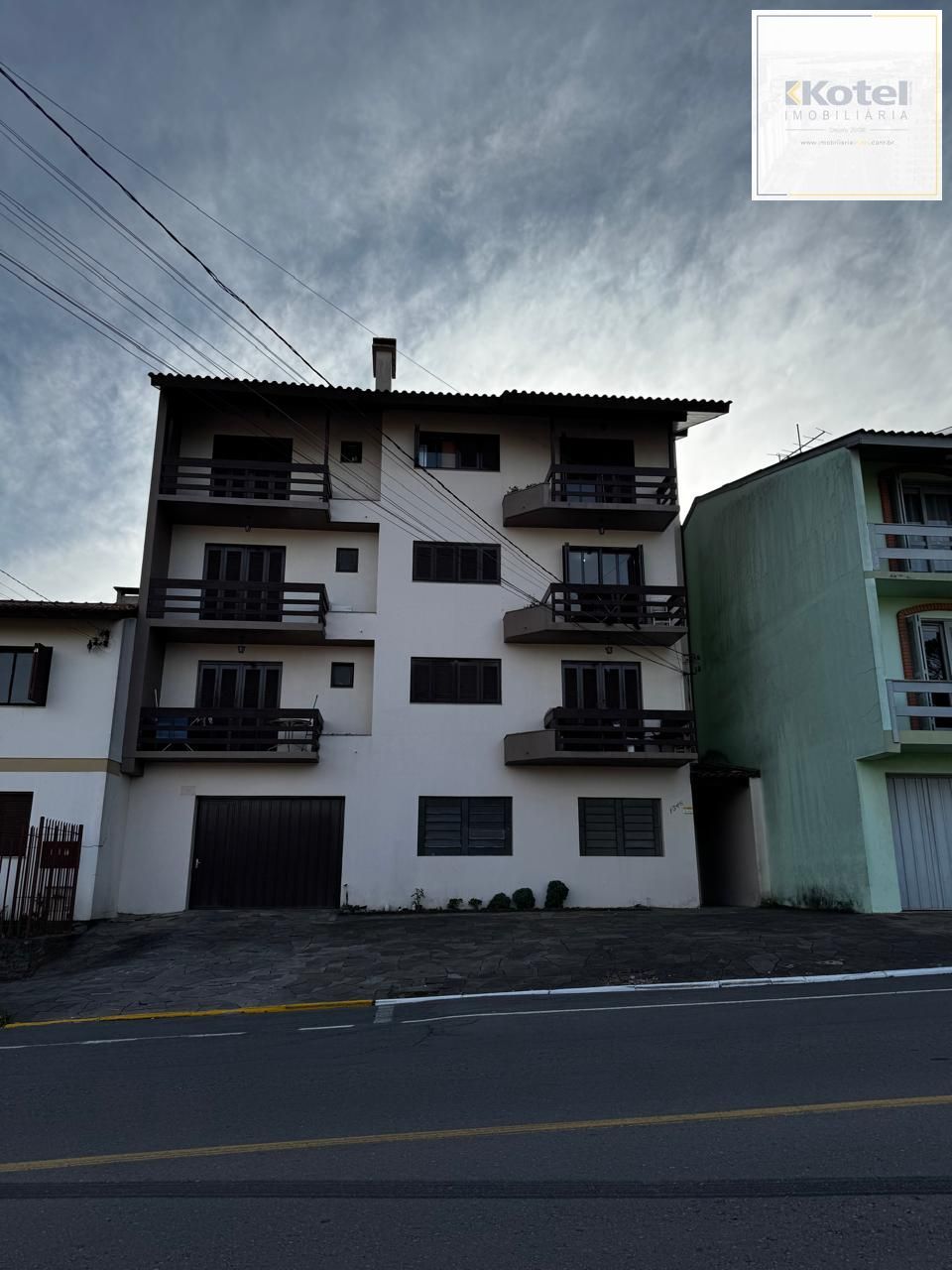 Loja terrea de frente com garagem