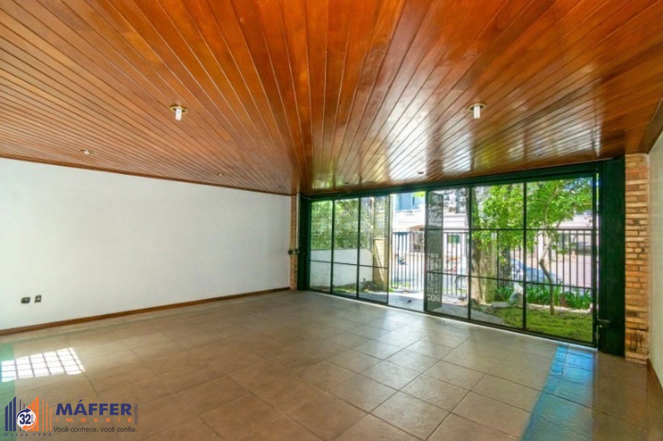 Casa com 3 quartos, 1 suíte, 2 vagas, e 234m² à venda no bairro Tristeza