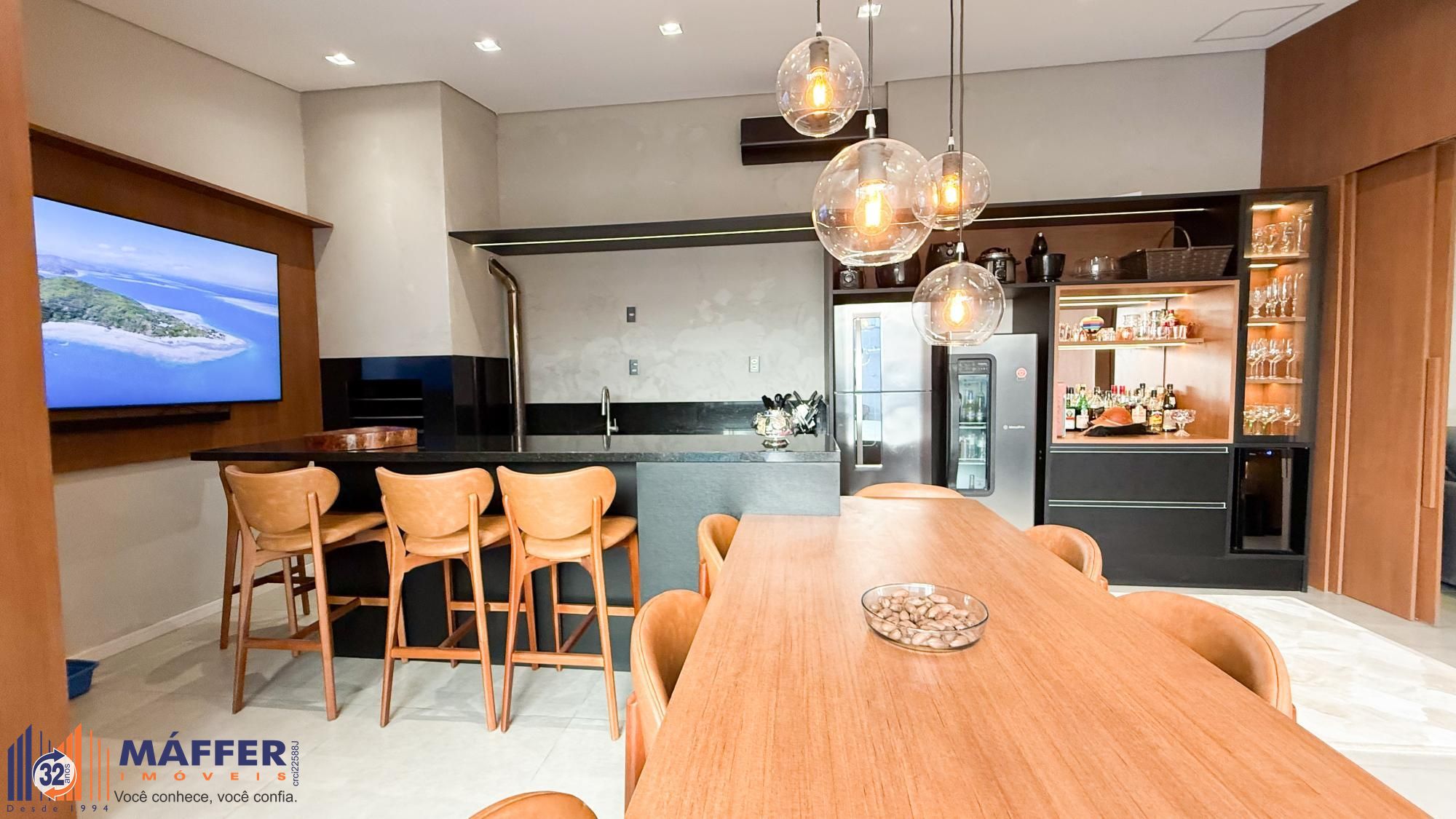 Espaço gourmet com churrasqueira e cozinha planejada