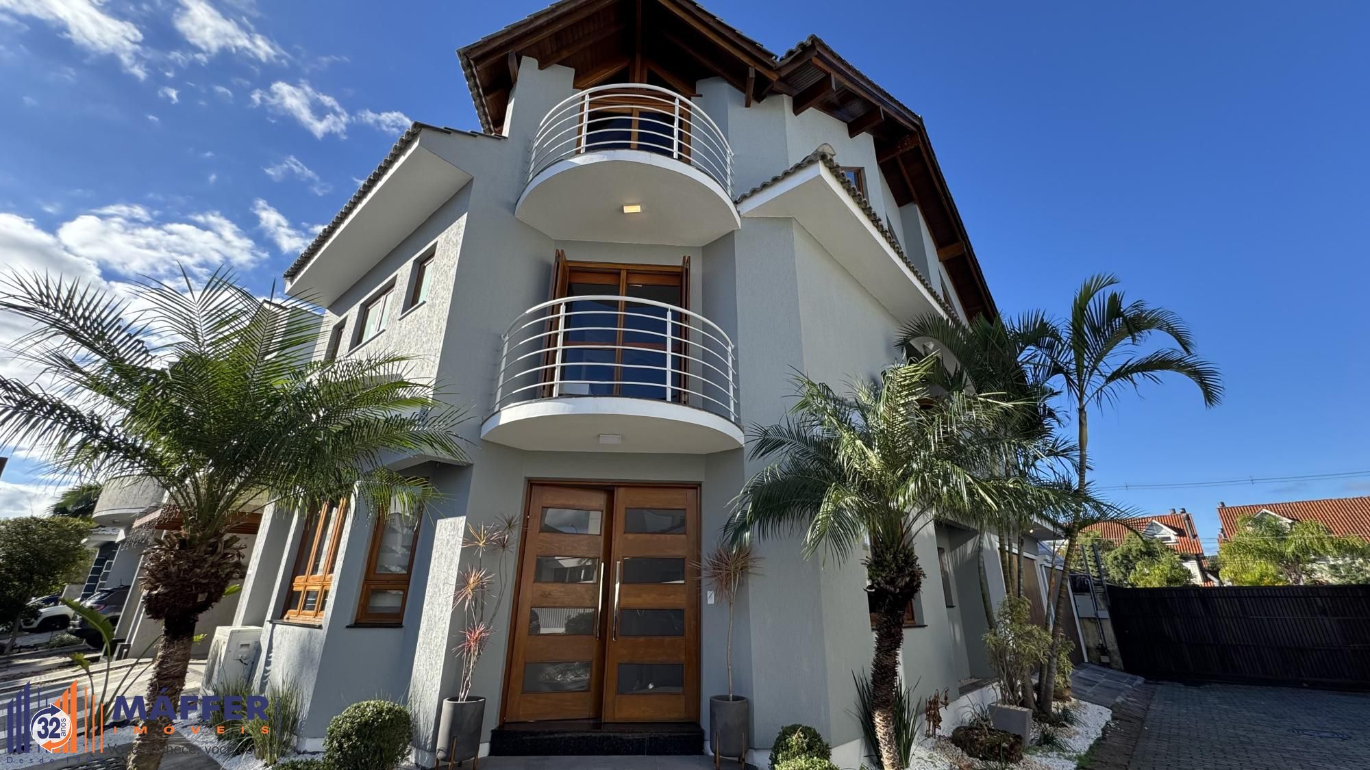 Fachada de casa reformada à venda no Ecoville